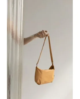 Bolso Tinne + Mia cross body baggy clay