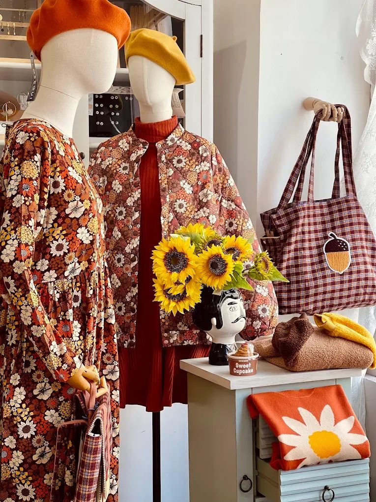 Interior de Señorita Naif con moda de otoño, bolsos y girasoles