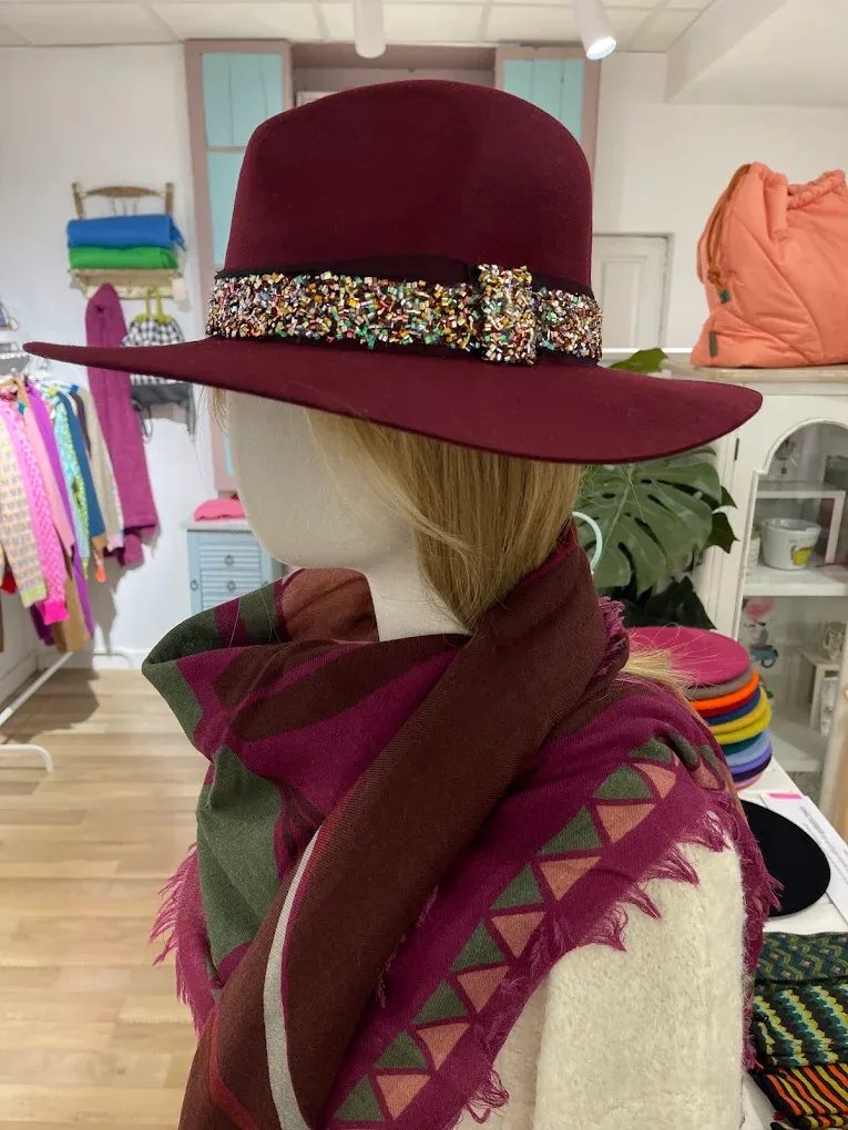 Maniquí con sombrero y pañuelo burdeos en la tienda Señorita Naif de Salamanca