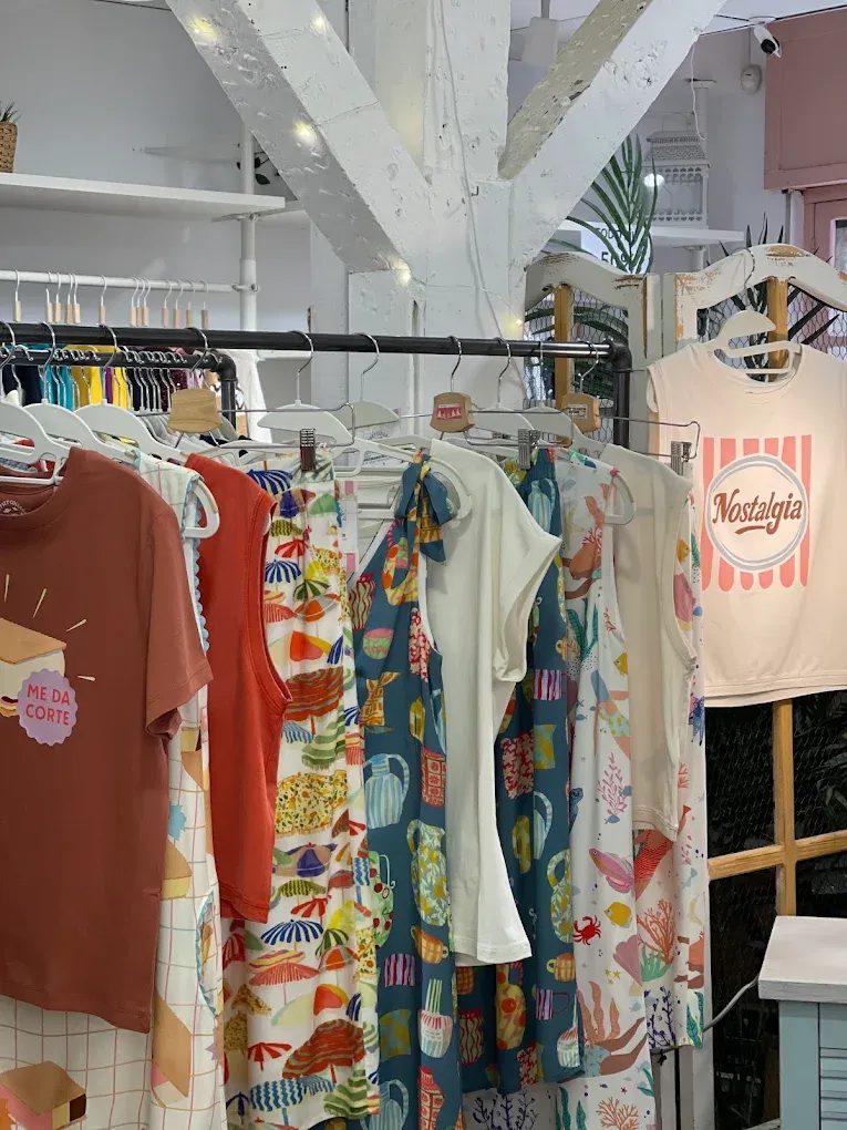 Percheros con ropa de mujer estampada en Señorita Naif Salamanca