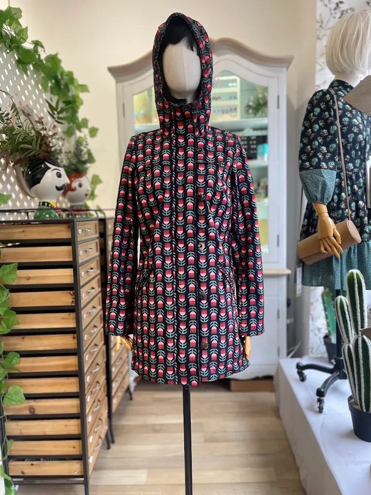 Interior de la tienda Señorita Naif con plantas y moda de mujer