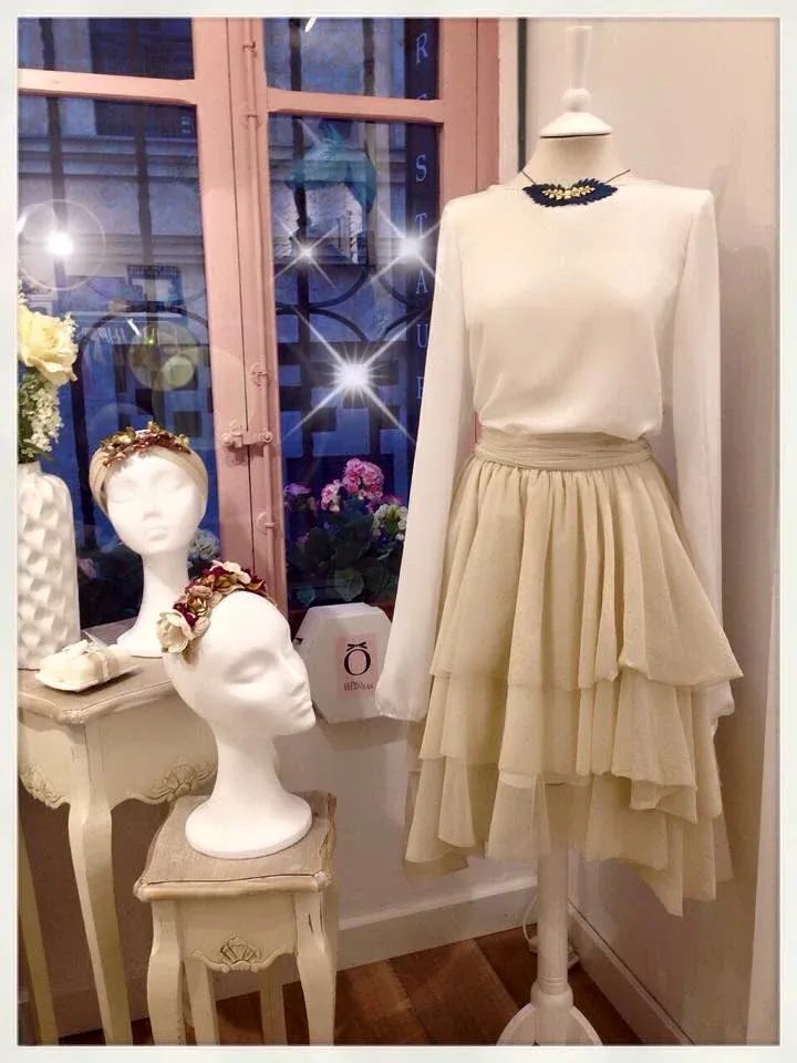 Rincón de la tienda Señorita Naif con top blanco y falda de tul